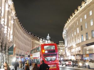タワーブリッジと夜のピカデリーサーカス。赤い電話ボックス