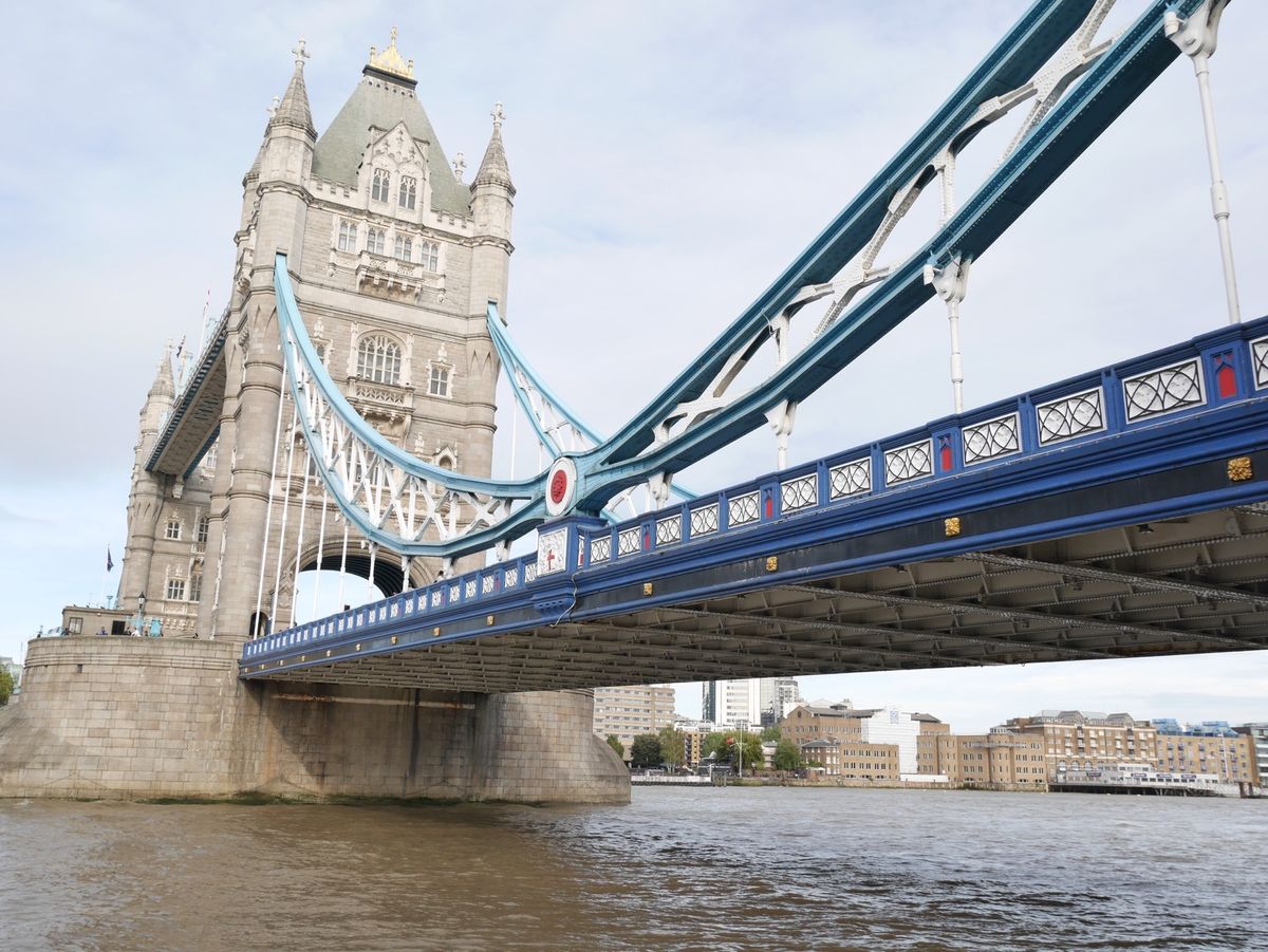 タワーブリッジと夜のピカデリーサーカス。赤い電話ボックス