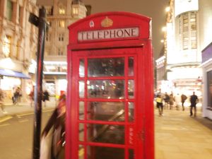 タワーブリッジと夜のピカデリーサーカス。赤い電話ボックス