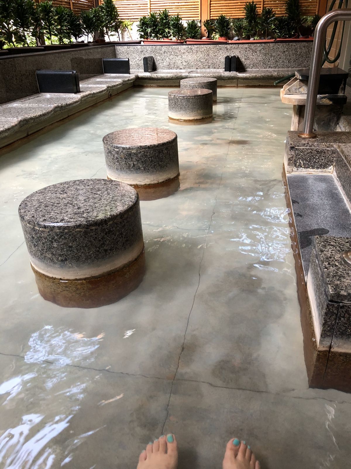 台北から少し移動した北投温泉にいきました。台湾の6月ということで温泉はガラ...