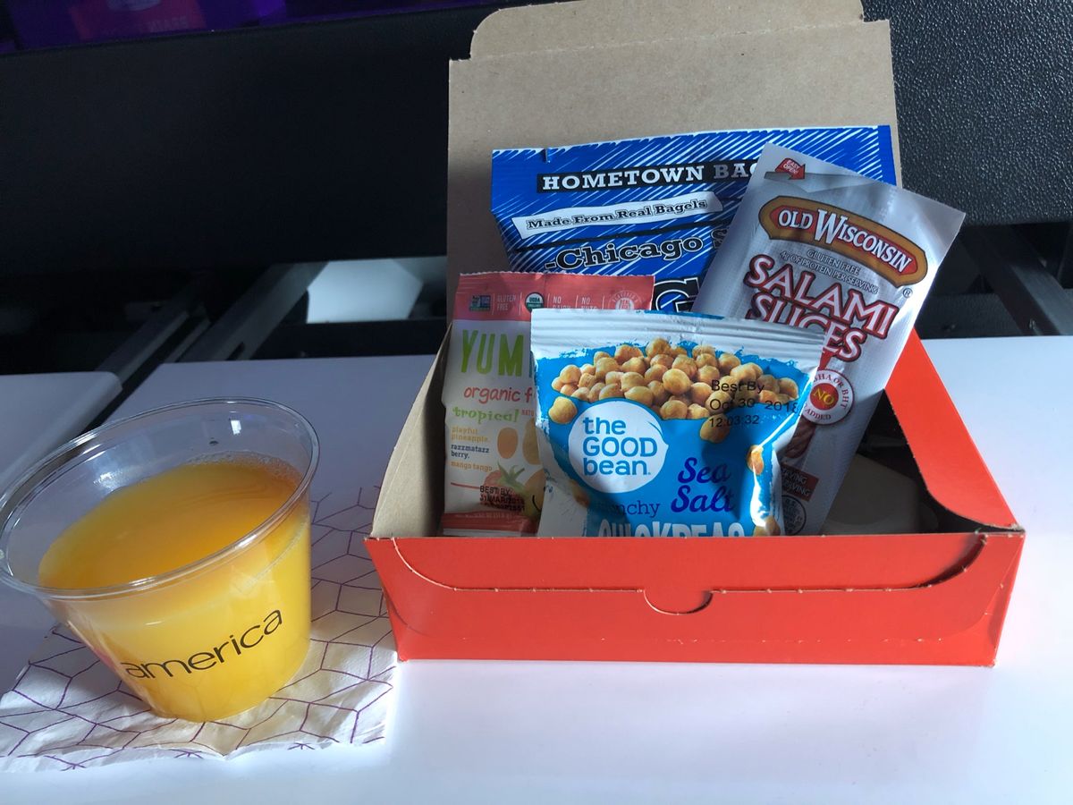 初めてのアラスカ航空。機内のライトは紫で、客室乗務員はプリンス似で革ジャン...