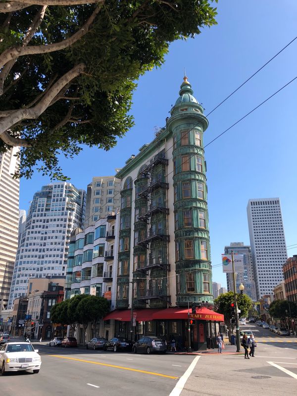 アメリカ(米国)・サンフランシスコ「ロサンゼルス・サンフランシスコ 」の写真：フランシス・コッポラ所有の美しいビル。1...