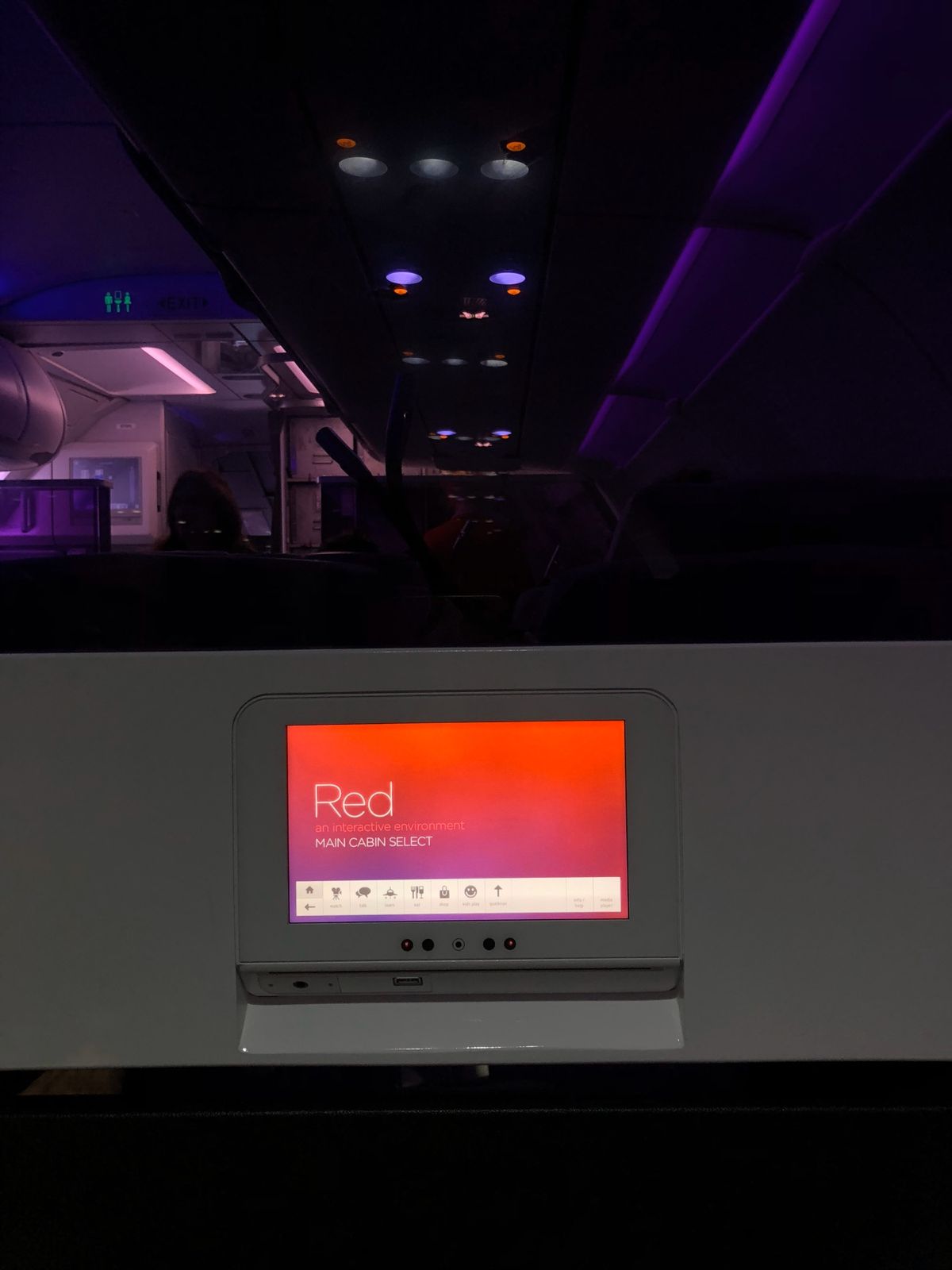 初めてのアラスカ航空。機内のライトは紫で、客室乗務員はプリンス似で革ジャン...