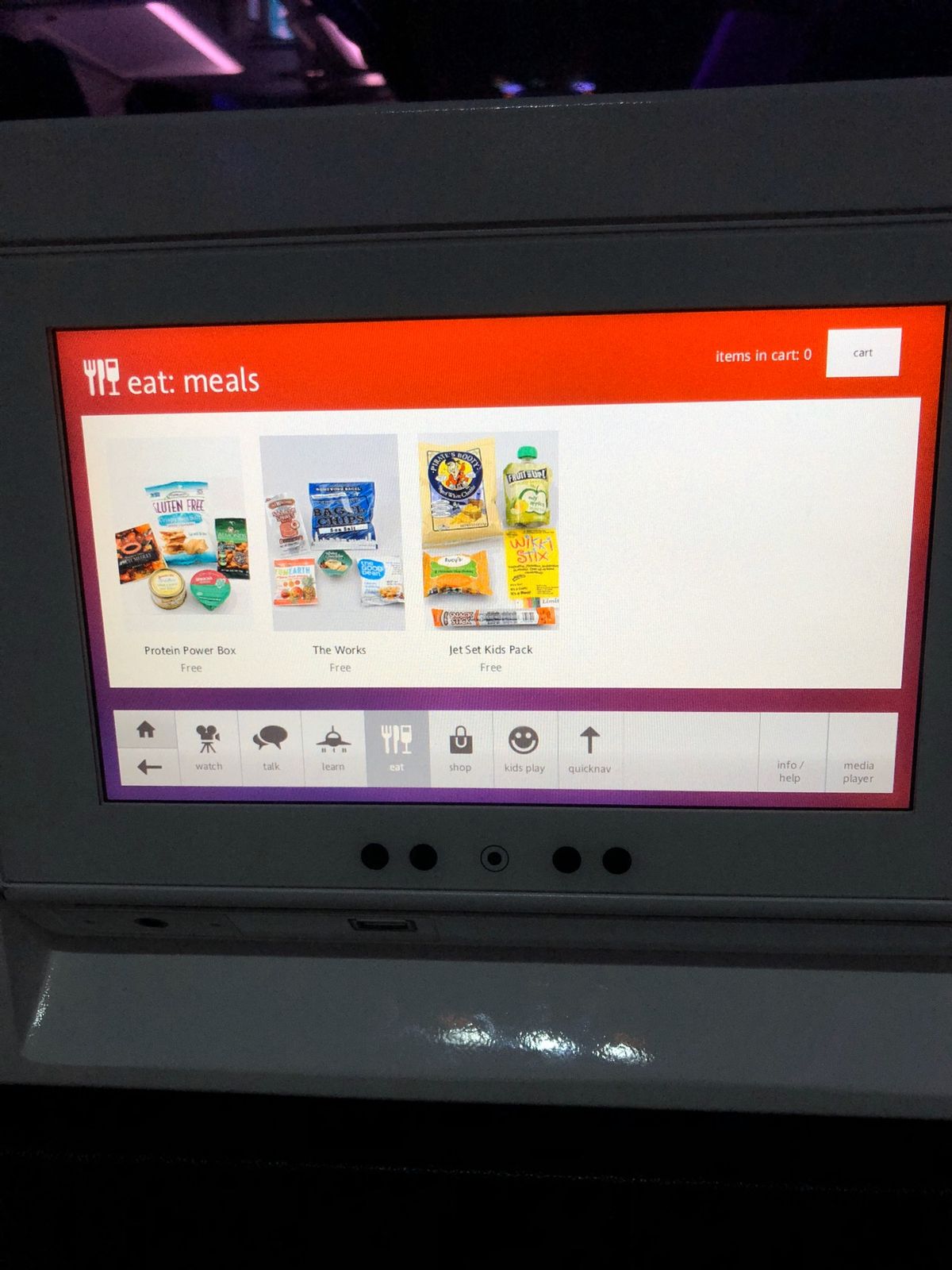 初めてのアラスカ航空。機内のライトは紫で、客室乗務員はプリンス似で革ジャン...