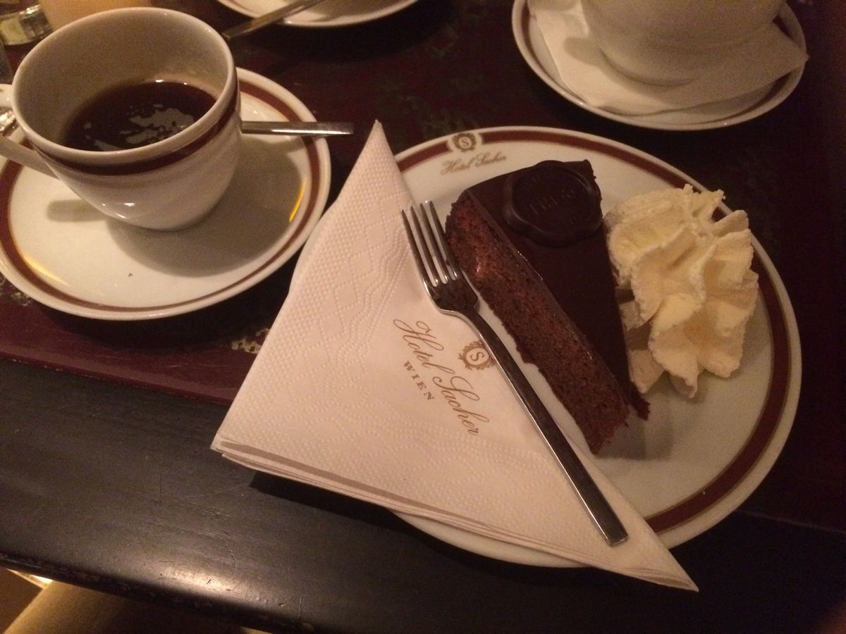 フィグルミュラーのウィンナーシュニッツェルとホテルザッハーのザッハトルテ☕️