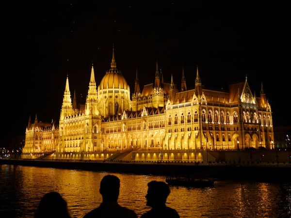ハンガリー・ブダペスト「オーストリア🇦🇹〜ポーランド 🇵🇱〜ハンガリー🇭🇺」の写真：ドナウ川ナイトクルーズ⛴
ライトアップさ...