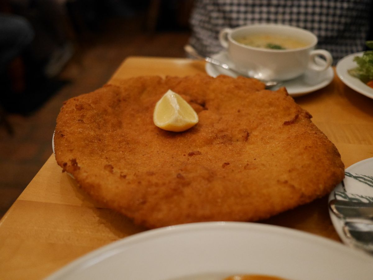 フィグルミュラーのウィンナーシュニッツェルとホテルザッハーのザッハトルテ☕️