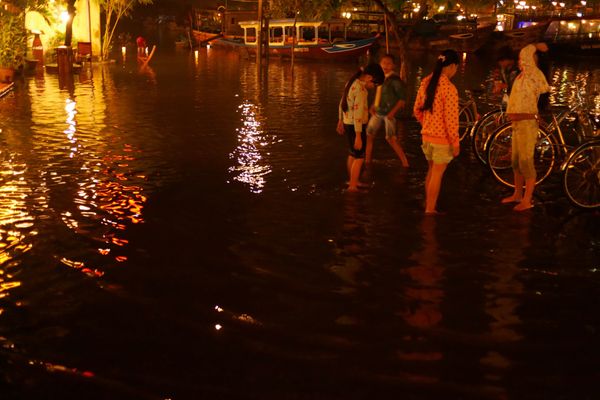 ベトナム・ホイアン「ホイアン🇻🇳」の写真：雨による川の増水で来た道が絶たれる☂️