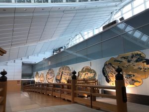 羽田空港にもいろいろな物が置いてあって見ているだけで楽しかったです。