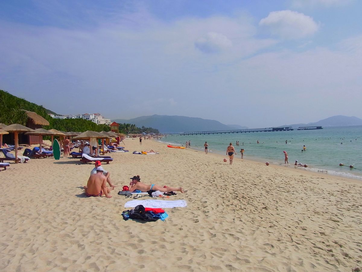 当時、三亜のビーチには大手高級ホテルの建設が進み、どんどんホテルが増えてい...