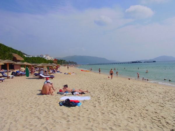 中国・海南島「中国で唯一？のビーチリゾート クリスマスに海南島三亜へ」の写真：当時、三亜のビーチには大手高級ホテルの建...