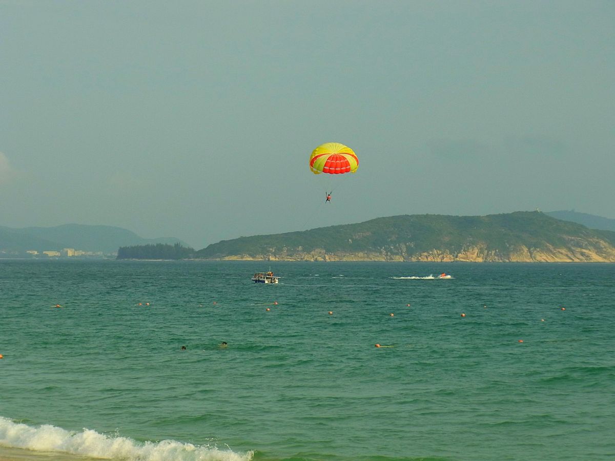 当時、三亜のビーチには大手高級ホテルの建設が進み、どんどんホテルが増えてい...