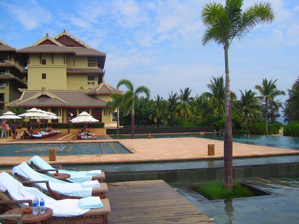 中国・海南島「中国で唯一？のビーチリゾート クリスマスに海南島三亜へ」の写真：当時、三亜のビーチには大手高級ホテルの建...