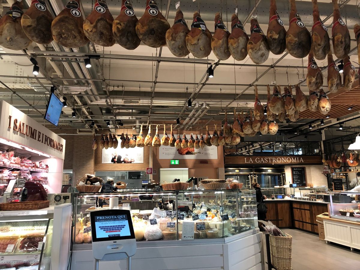 お昼ご飯を逃してショックだったので、イータリーまで食料調達に。笑
食品しか...