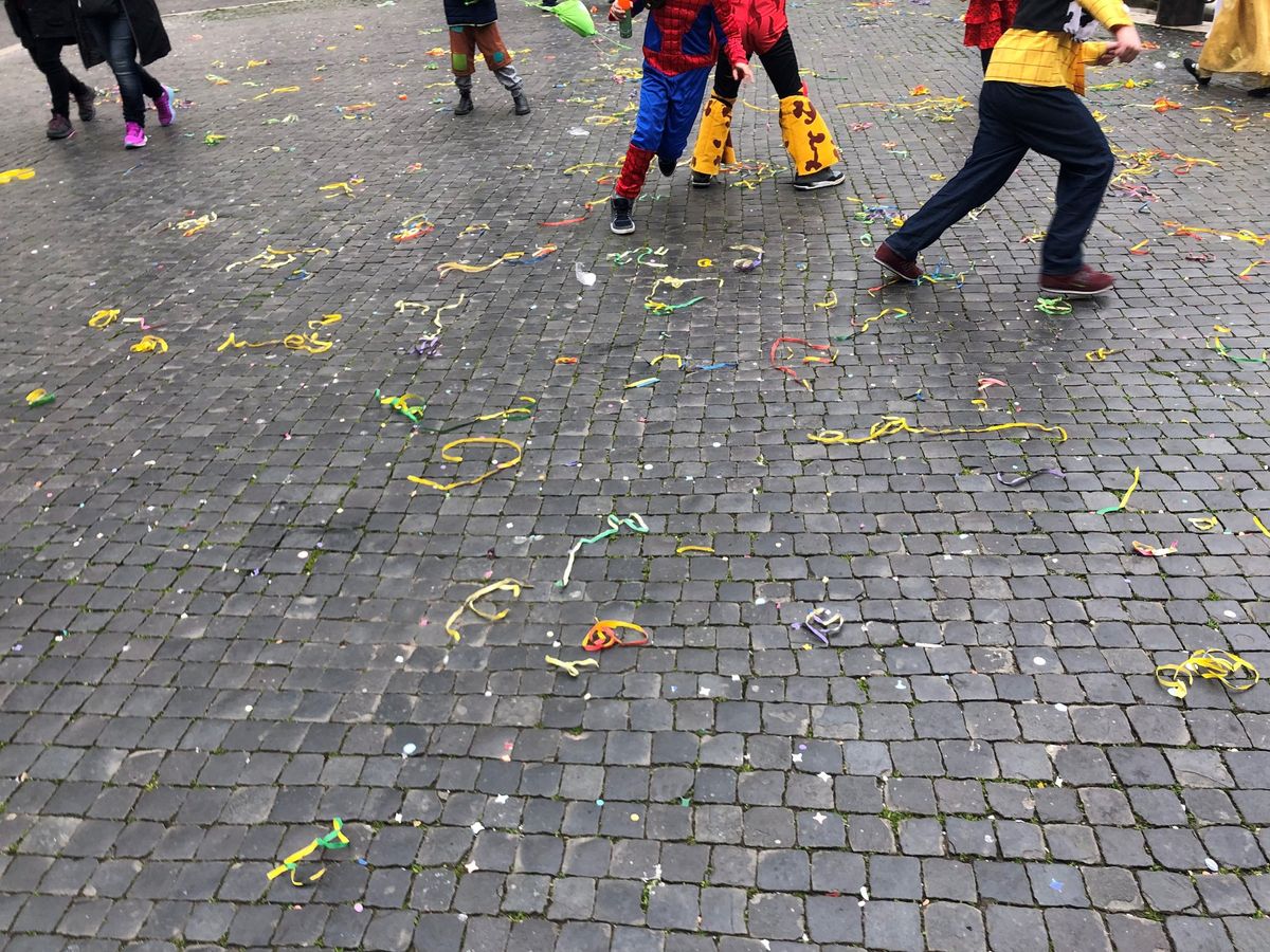 丁度カーニバルの季節だったようで、街にはハロウィンみたいなちびっこたちが紙...