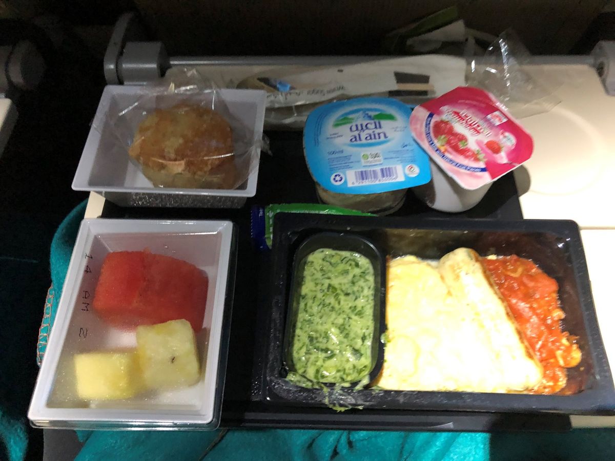 機内食一覧。
どれが何ご飯か、自分のか友達のか忘れましたが、なるべく和食に...