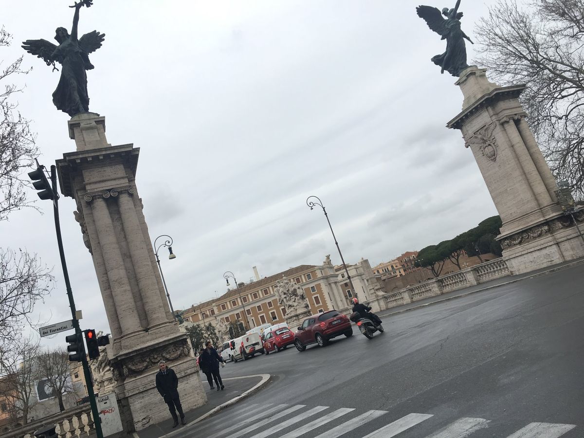 丁度カーニバルの季節だったようで、街にはハロウィンみたいなちびっこたちが紙...