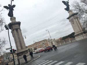 丁度カーニバルの季節だったようで、街にはハロウィンみたいなちびっこたちが紙...