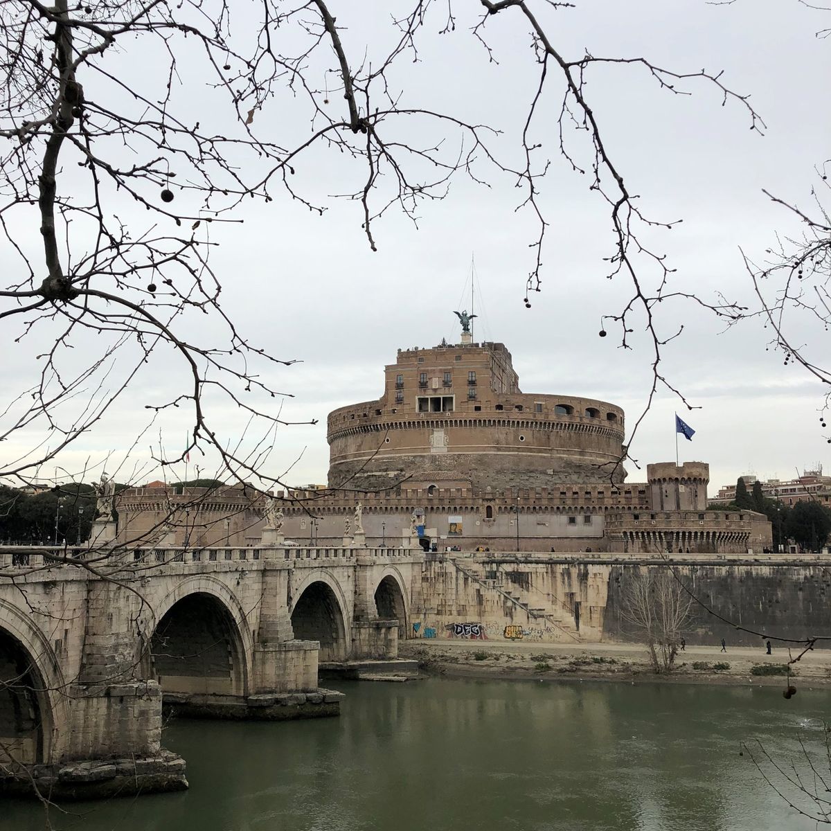 最高裁とサンタンジェロ城とお手洗い借りに入ったカフェ。
お店の名前忘れちゃ...