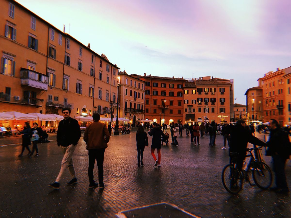 夕方のナヴォーナ広場。
いい感じに夕焼けが綺麗で写真を撮りまくった。
カメ...