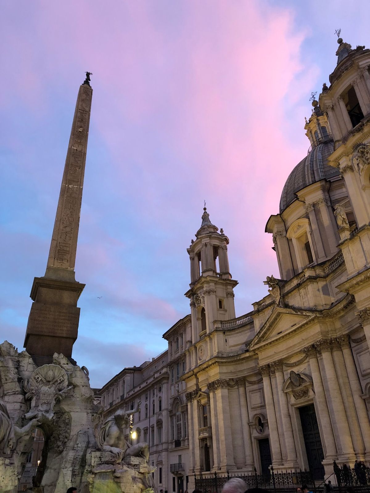 夕方のナヴォーナ広場。
いい感じに夕焼けが綺麗で写真を撮りまくった。
カメ...