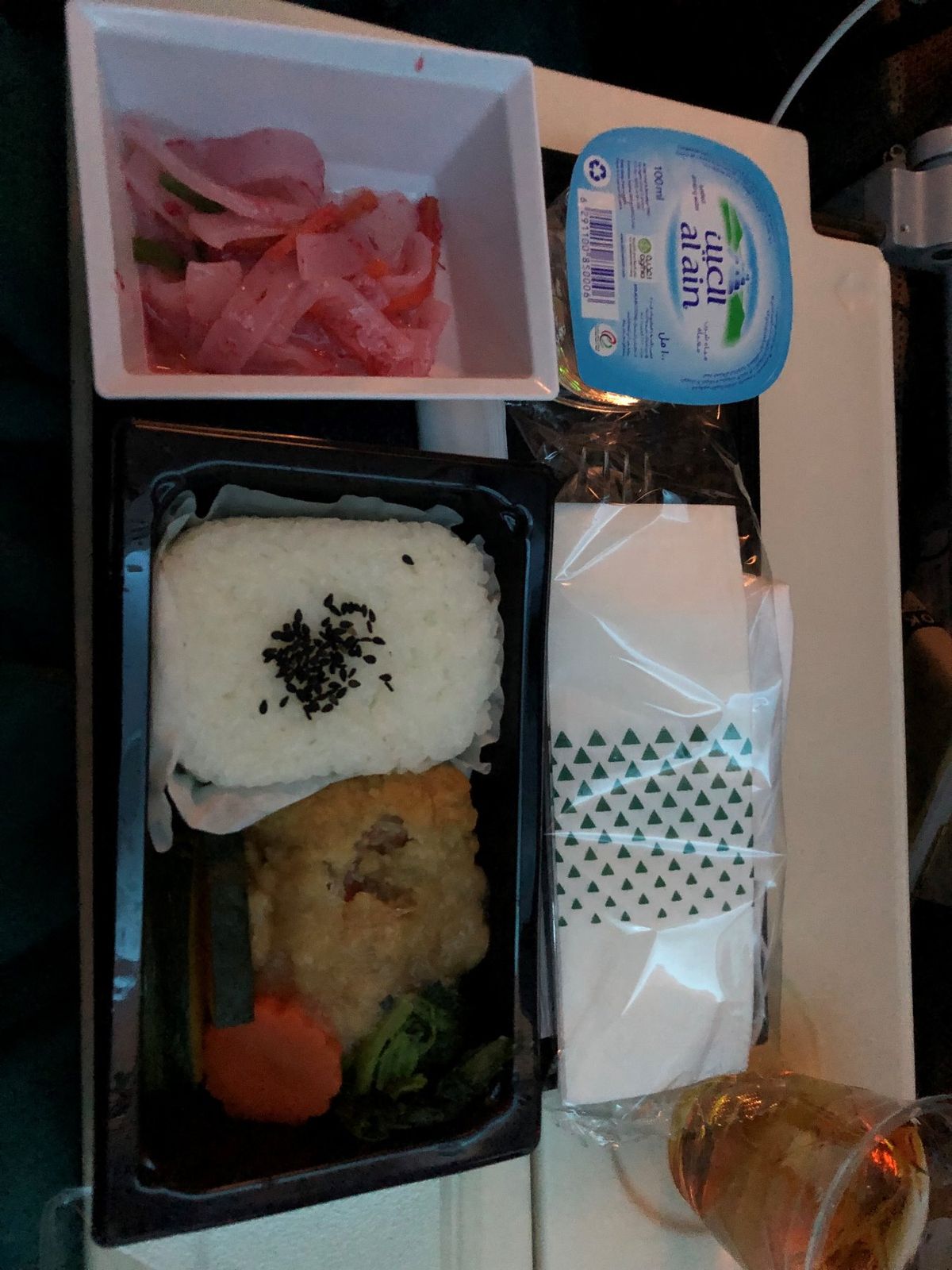 機内食一覧。
どれが何ご飯か、自分のか友達のか忘れましたが、なるべく和食に...