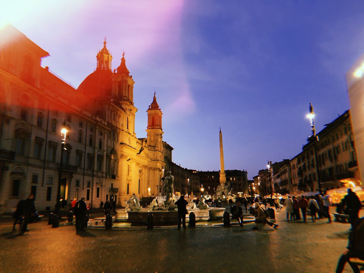 夕方のナヴォーナ広場。
いい感じに夕焼けが綺麗で写真を撮りまくった。
カメ...