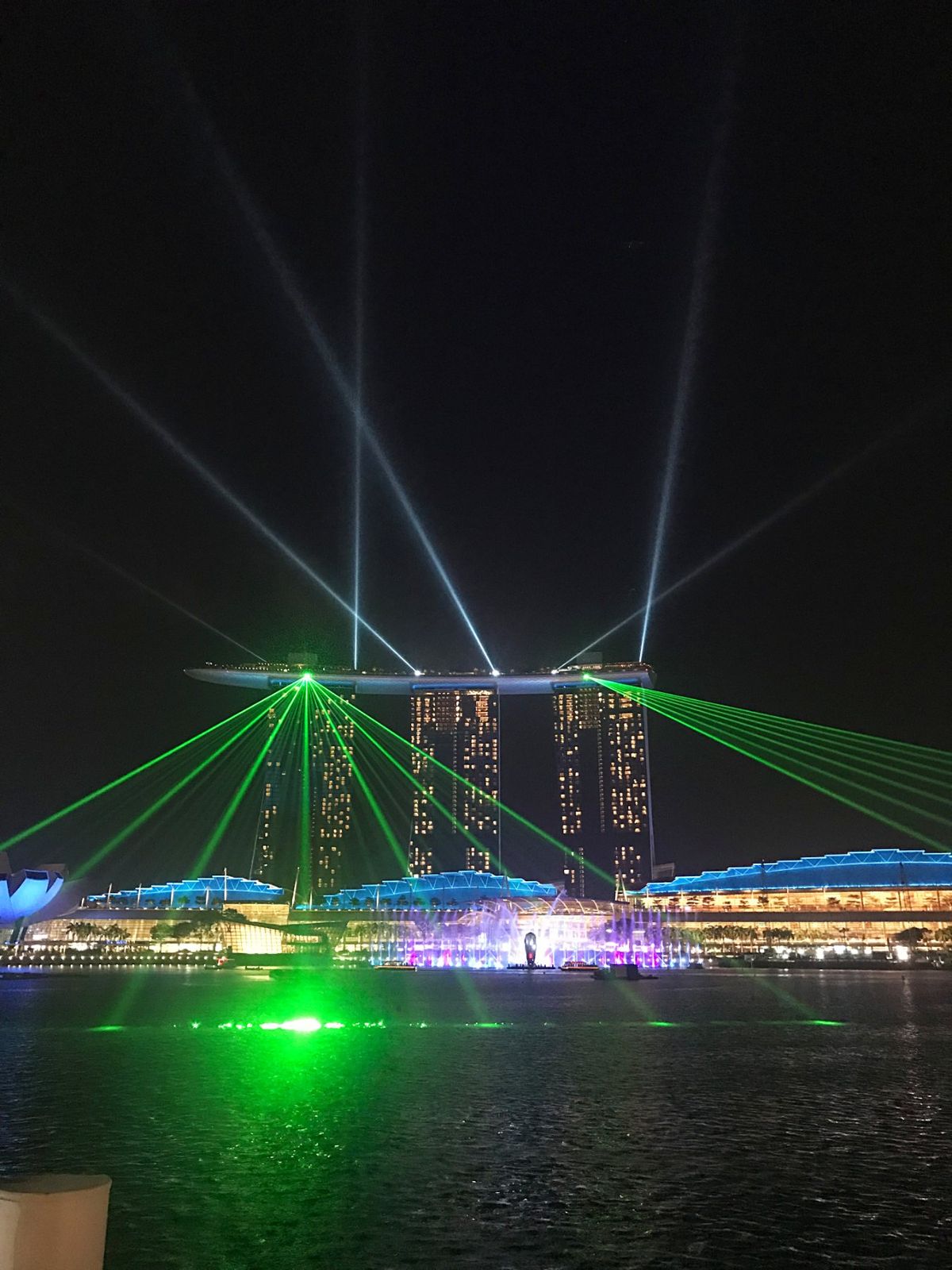 屋上のプールも有名なマリーナベイサンズ。
ネットで調べたら思ったほど高くな...