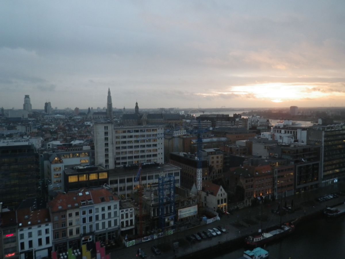 《アントワープ》
アントワープ中央駅/フランダースの犬のラストシーン/ア...