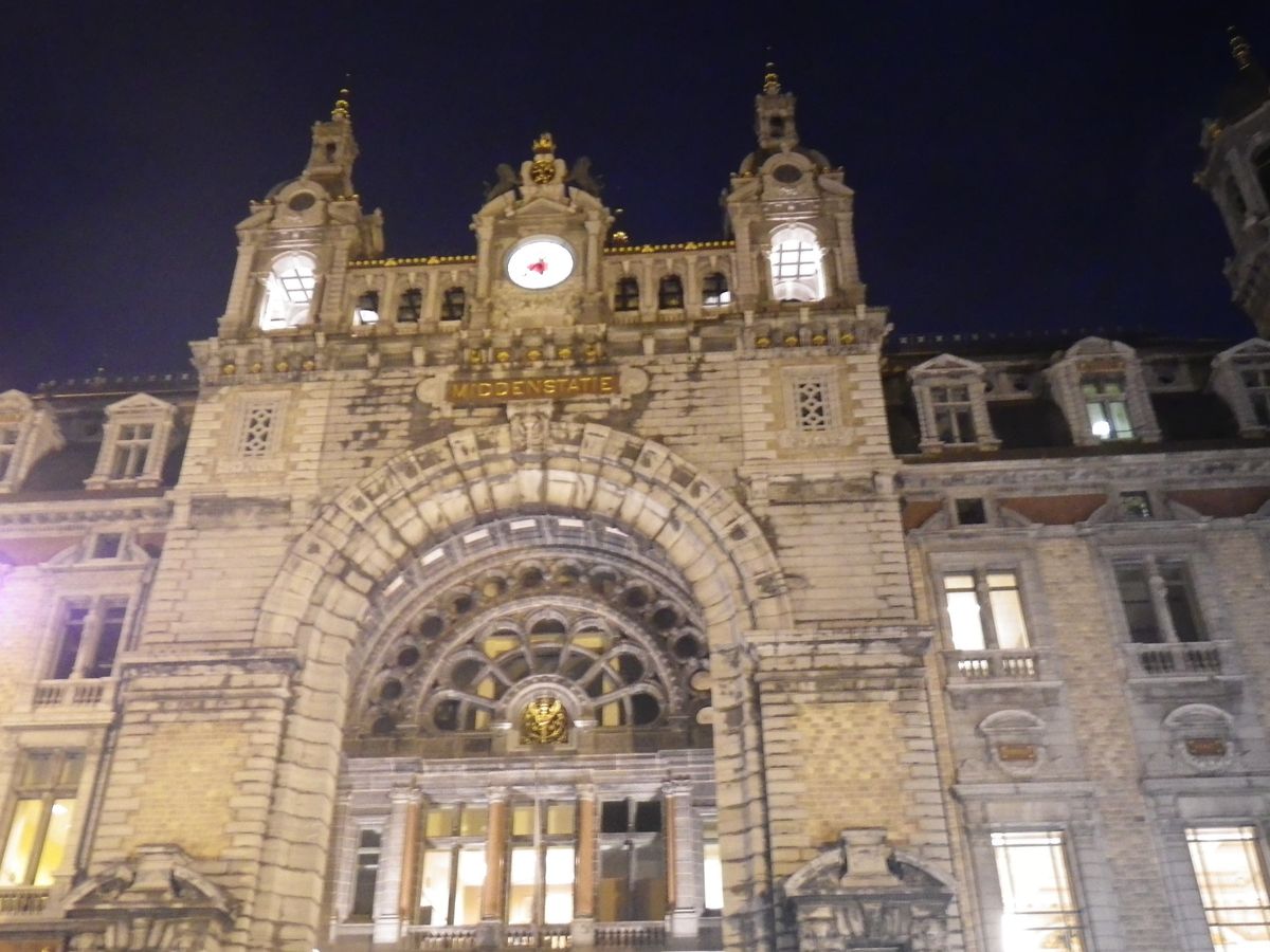 《アントワープ》
アントワープ中央駅/フランダースの犬のラストシーン/ア...