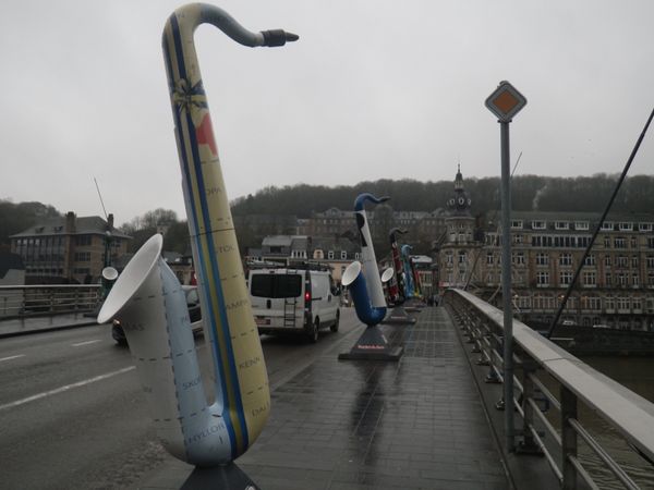 ベルギー・ブリュッセル「ベルギーで年越し旅」の写真：《ディナン》
サックスの生地/川に沿っ...