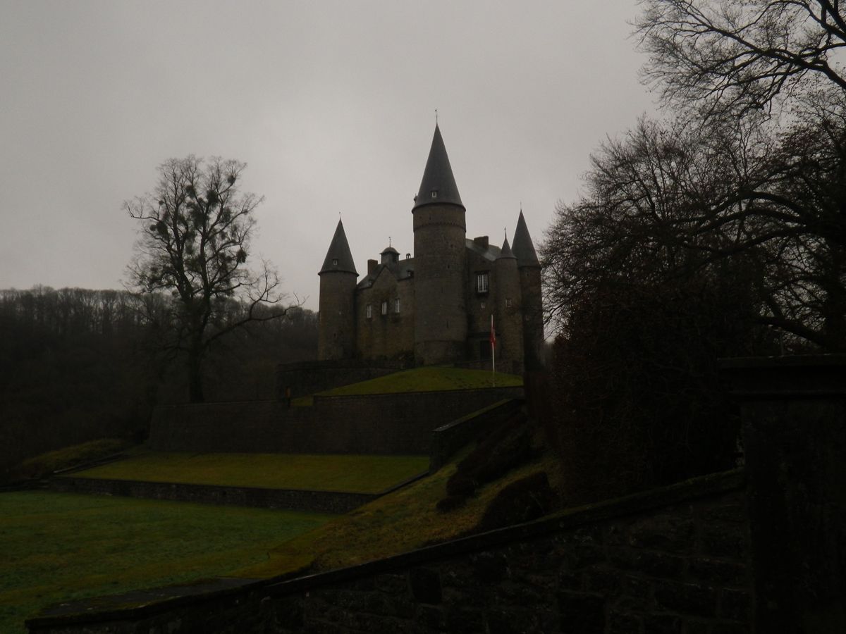 古城/修道院でビール醸造所/で作られたビール/デュルビュイの入り口