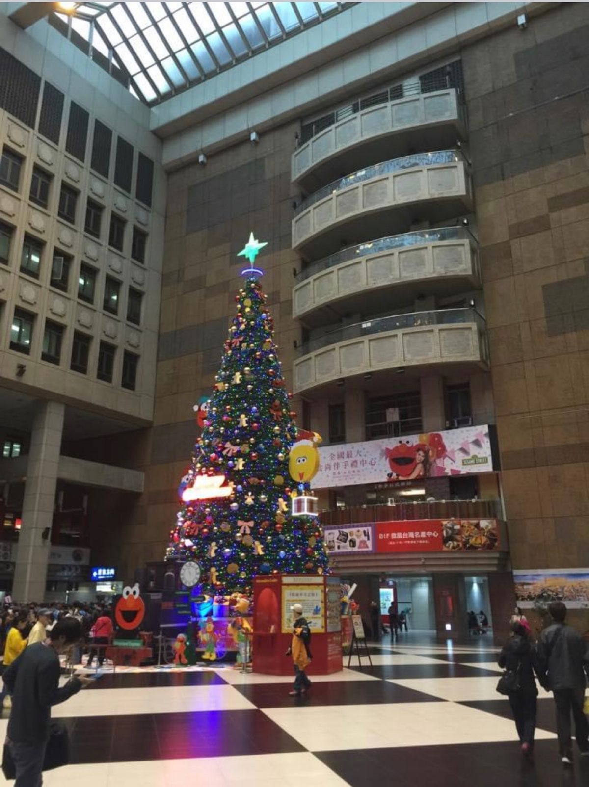 2014.12.08
台北駅はでかい。でもホームは地下ばかり

100ドル...