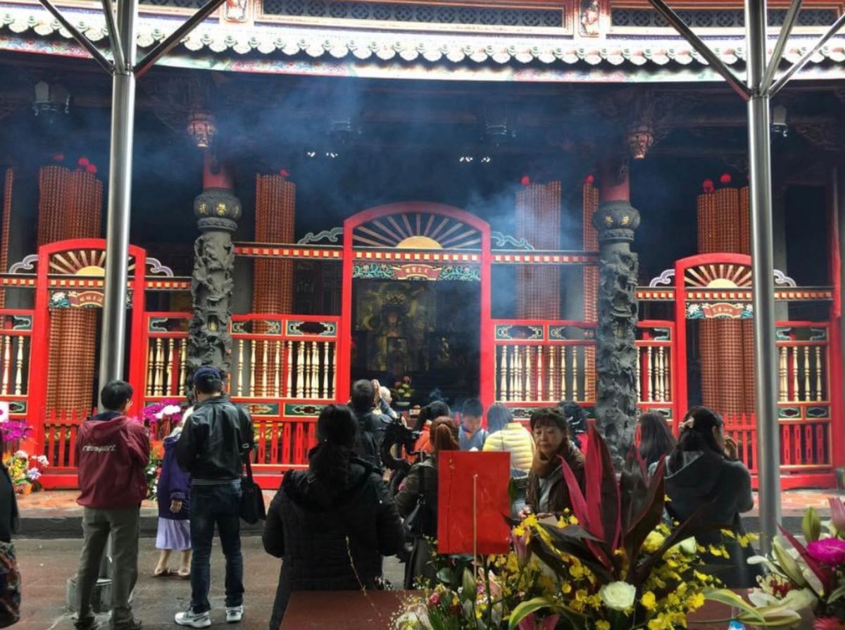 2014.12.08
龍山寺 雨が降り出しました。
デジタル看板に違和感を...