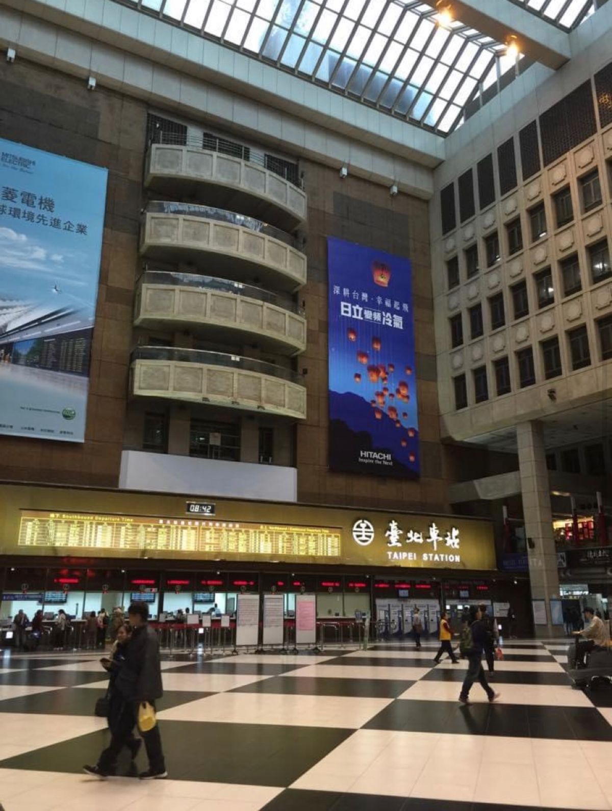 2014.12.08
台北駅はでかい。でもホームは地下ばかり

100ドル...