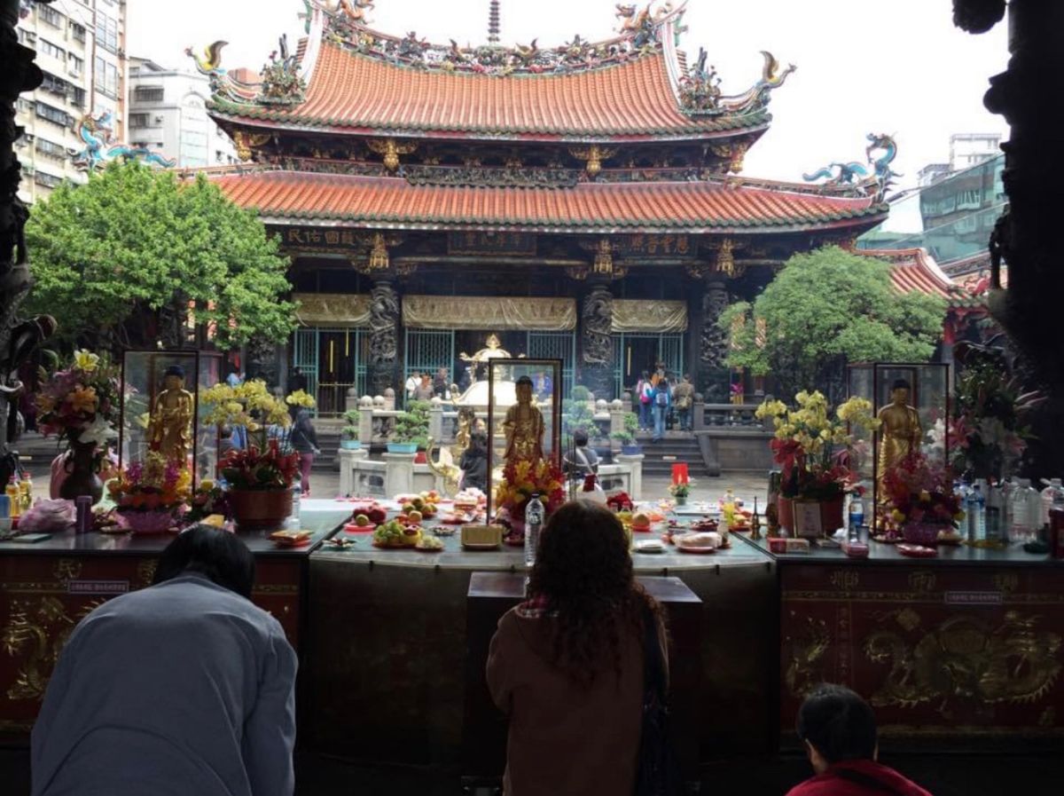 2014.12.08
龍山寺 雨が降り出しました。
デジタル看板に違和感を...