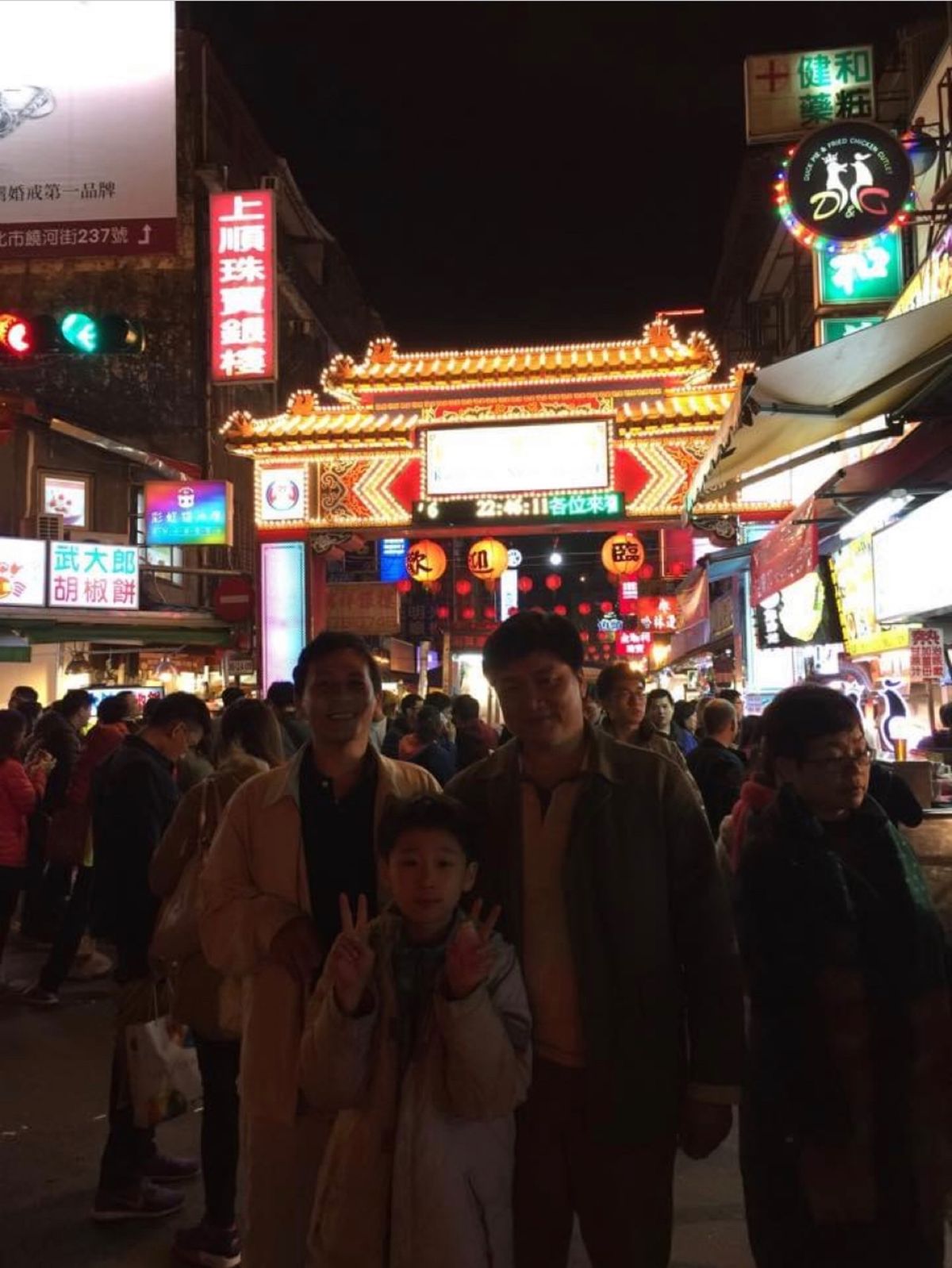 げっ？寒い😵🥶
沖縄より南だし、熱帯雨林気候じゃないの？
チェンさんが上着...