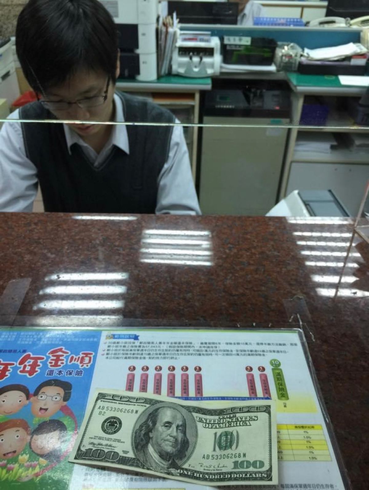 2014.12.08
台北駅はでかい。でもホームは地下ばかり

100ドル...