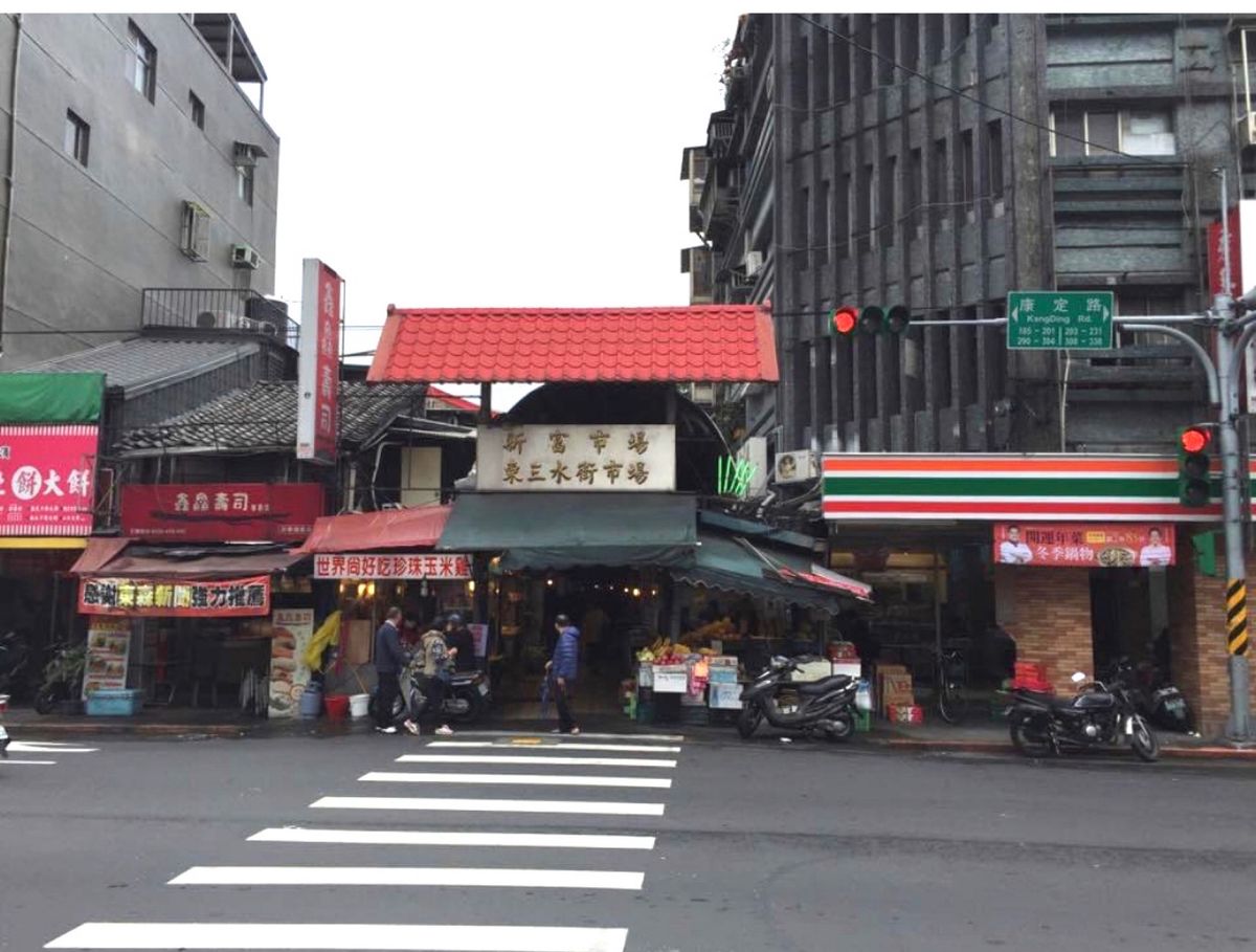 2014.12.08
龍山寺 雨が降り出しました。
デジタル看板に違和感を...