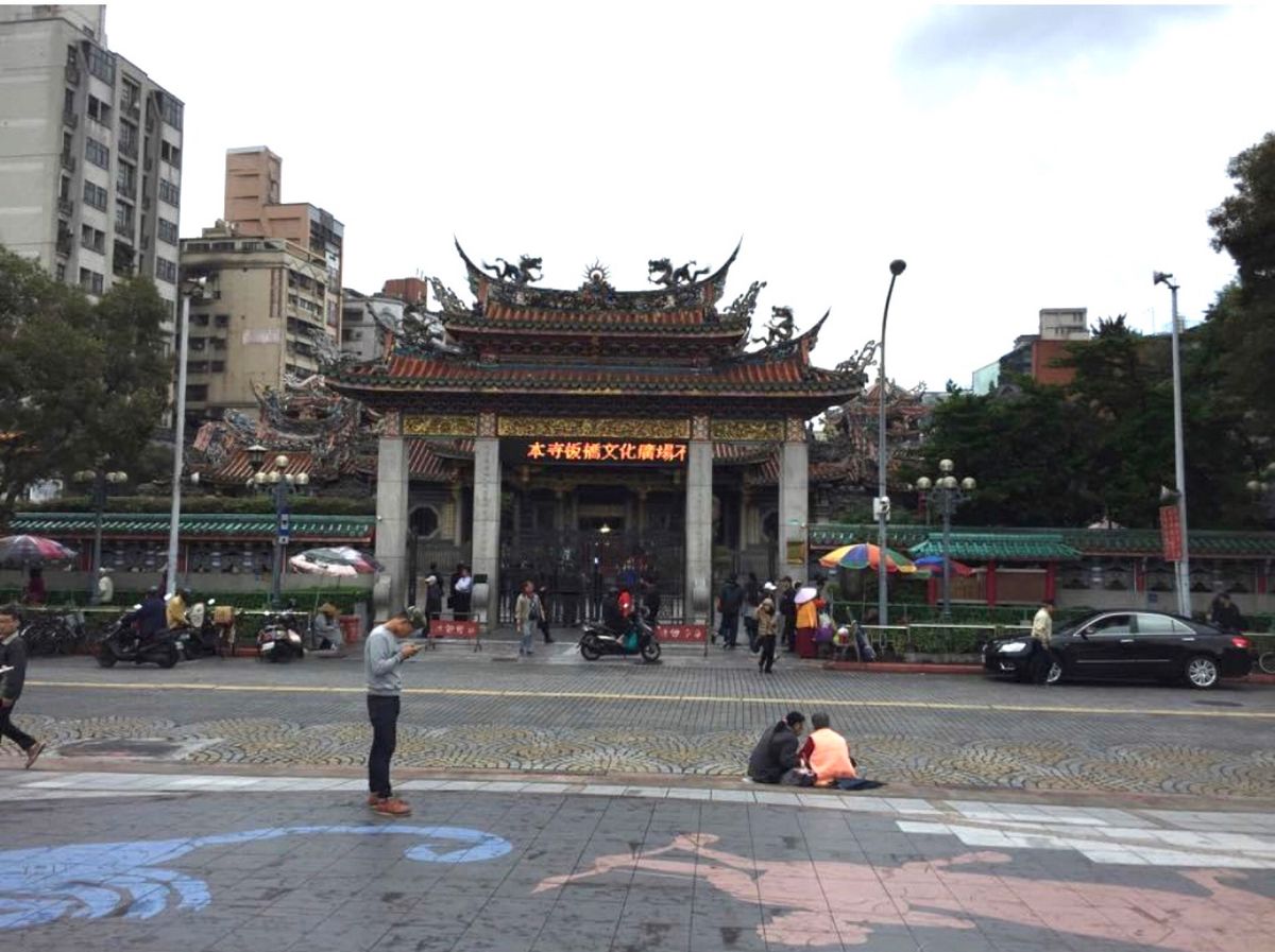 2014.12.08
龍山寺 雨が降り出しました。
デジタル看板に違和感を...