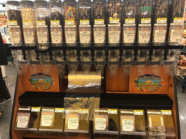 アメリカ(米国)「サンルイスオビスポのスーパー」の写真：シリアルやナッツやキャンディーのマシンで...