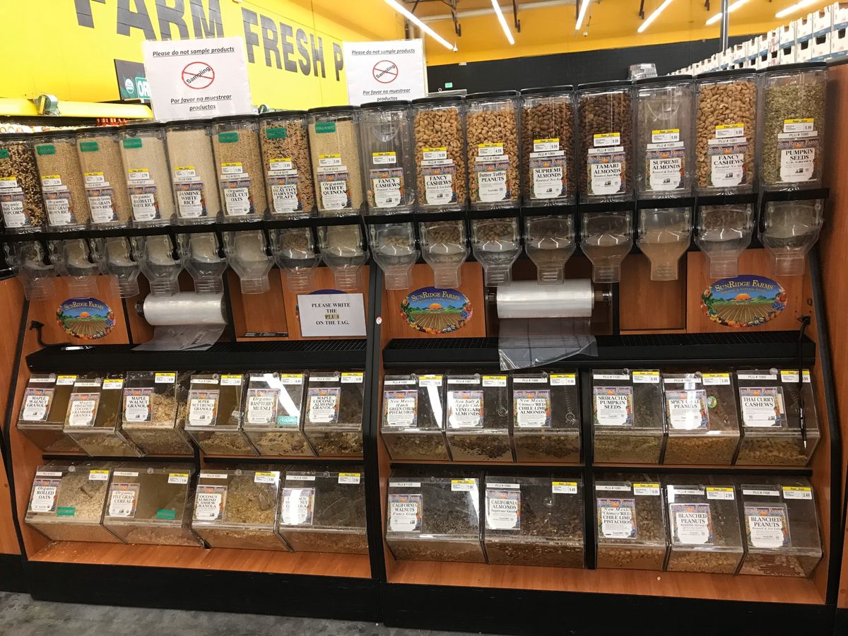 シリアルやナッツやキャンディーのマシンで好きなだけ購入するシステム！
日本...