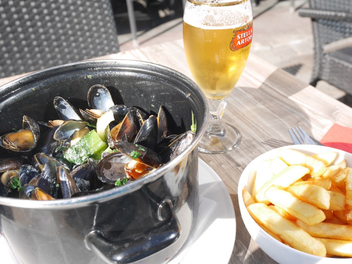 ベルギーといえば🇧🇪チョコレートやワッフル。すげーおいしいし、ムール貝とフ...