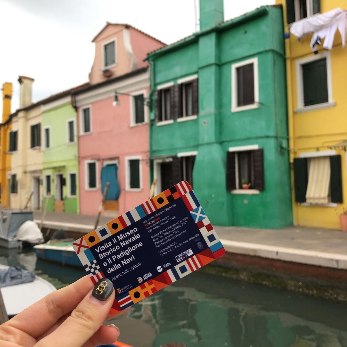 お昼を済ませて、ブラーノ島、ムラーノ島へ！！
*
ブラーノ島は本島からヴァ...