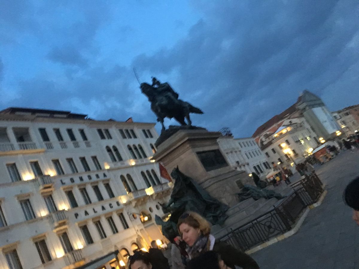 なんとか本島に帰り、サン・マルコ広場に到着！
世界一美しい広場として有名な...