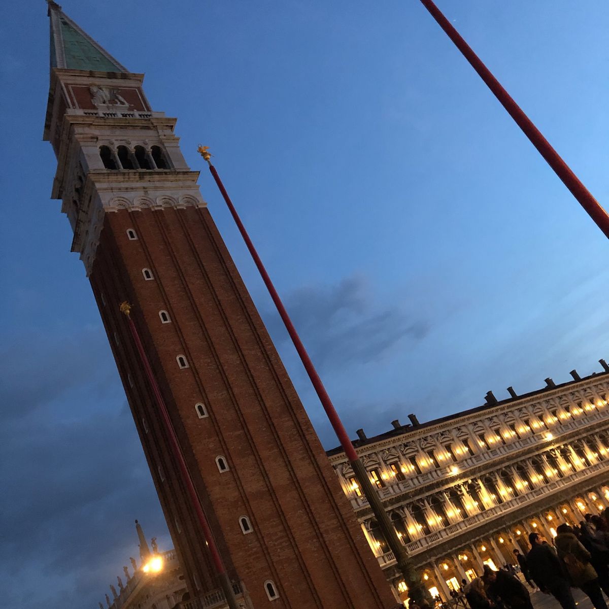 なんとか本島に帰り、サン・マルコ広場に到着！
世界一美しい広場として有名な...