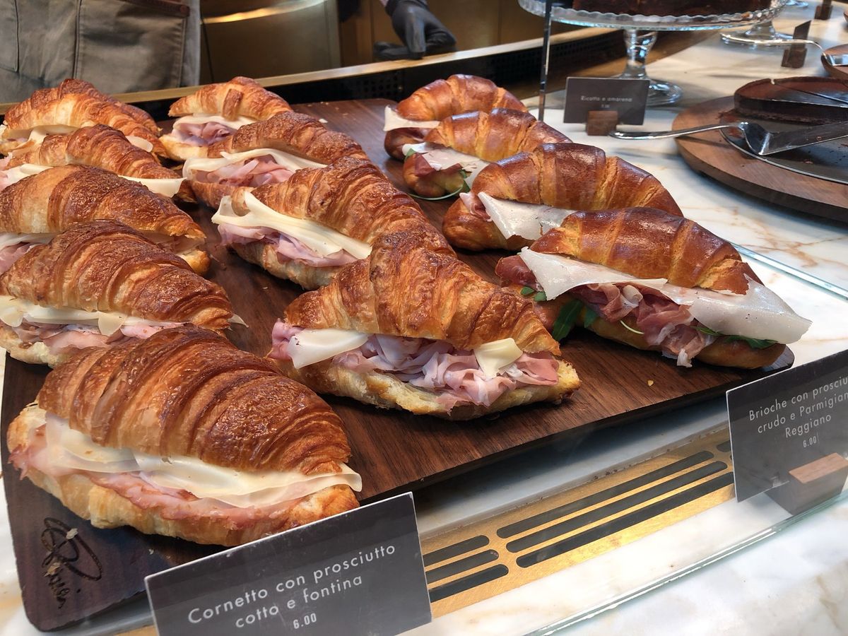 エスプレッソとティラミスを頂きました。
エスプレッソ美味しすぎて涙出そうに...