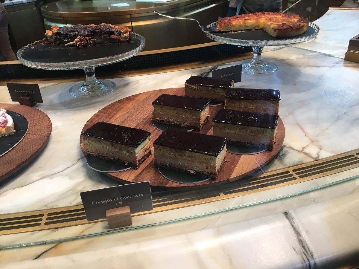 エスプレッソとティラミスを頂きました。
エスプレッソ美味しすぎて涙出そうに...