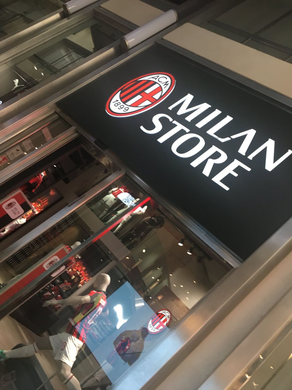 スタバを出て、午後はお買い物！
弟のお土産でミランストアへ！
サッカーには...