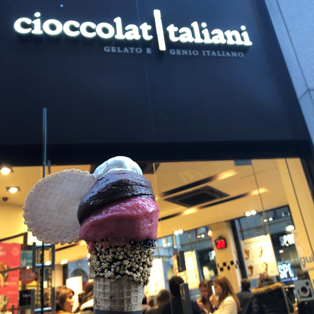 スタバを出て、午後はお買い物！
弟のお土産でミランストアへ！
サッカーには...